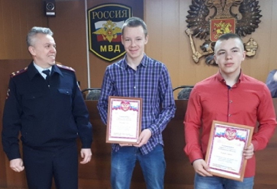Начальник сокольской полиции наградил героев.