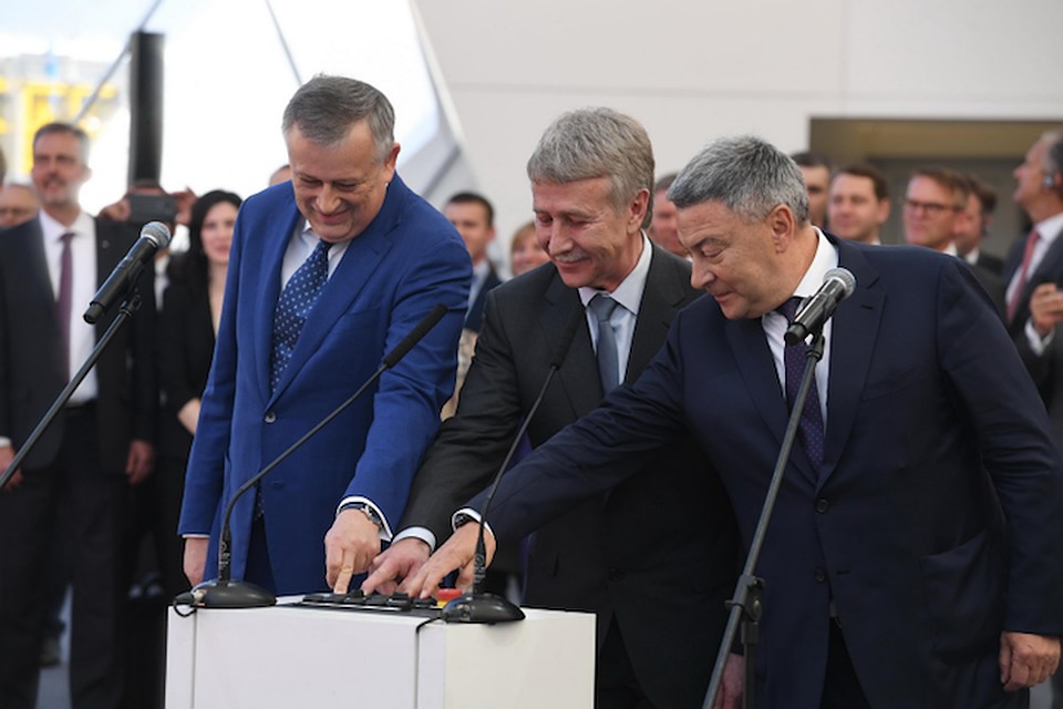Руководитель НОВАТЭК Леонид Михельсон, председатель правления "Газпромбанка" Андрей Акимов и губернатор Ленинградской области Александр Дрозденко на церемонии запуска производства сжиженного природного газа. Фото предоставлено пресс-службой правительства Ленинградской области.