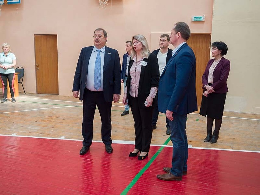 Руководство БРО ЛДПР во главе с Борисом Пайкиным взялось помочь гимназии с приобретением матов для занятий гимнастикой
