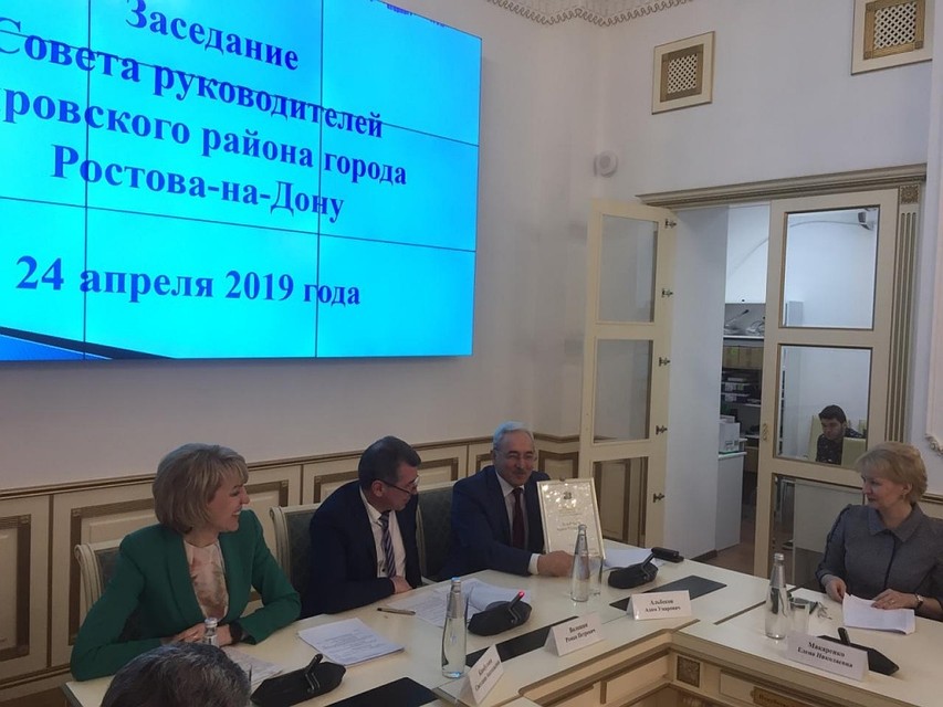 Новому председателю совета руководителей Кировского района рекомендовали продолжить добрые традиции по организации взаимодействия администрации и бизнес-сообщества. Фото: пресс-служба горадминистрации.