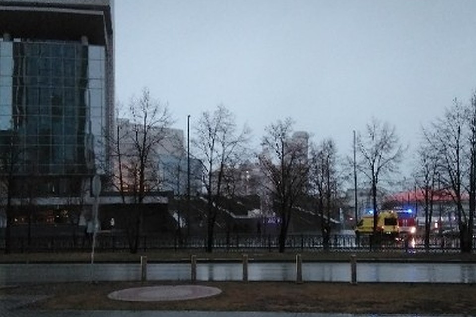 В девятом часу вечера к зданию съехались службы полиции, МЧС и медики. Фото: «Инцидент.Екатеринбург», vk.com