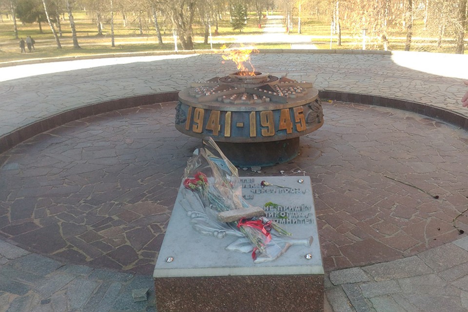Мусор, дыры и цементные заплатки: мемориалы, посвященные Дню Победы, находятся в плачевном состоянии