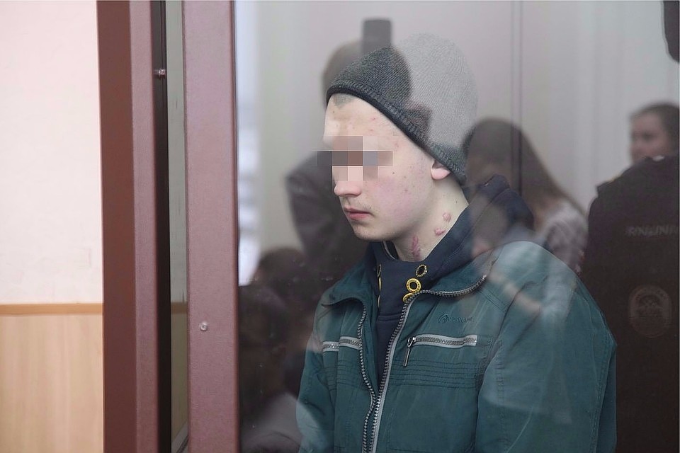 Второй подросток не скрывал на суде лицо под маской, как первый.