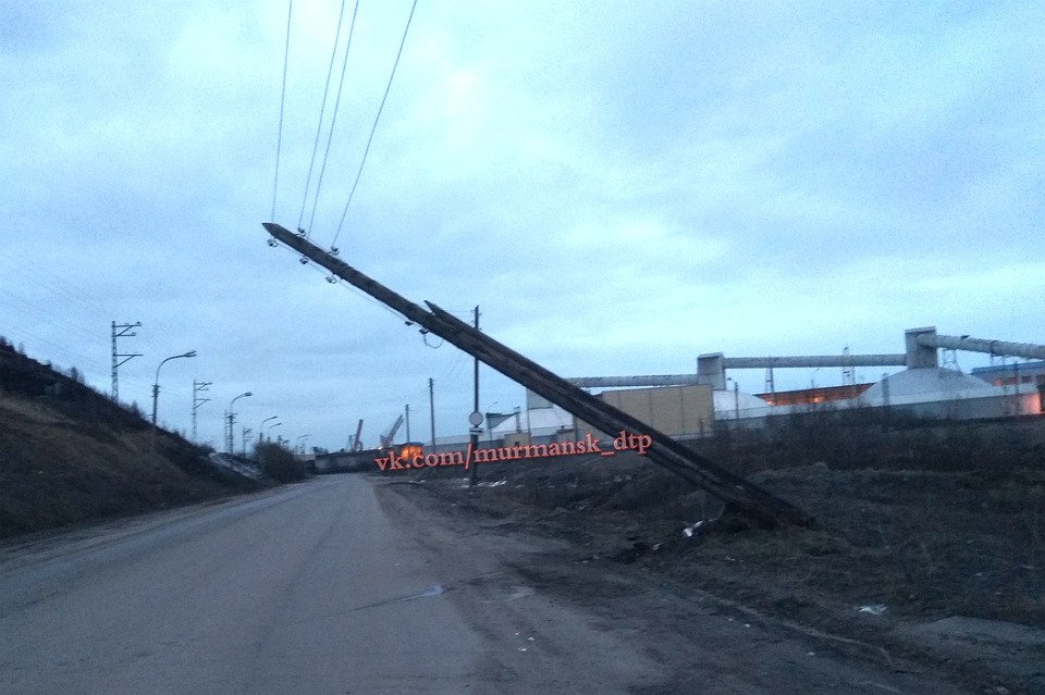 Столб снес автомобиль. Фото: vk.com/murmansk_dtp.