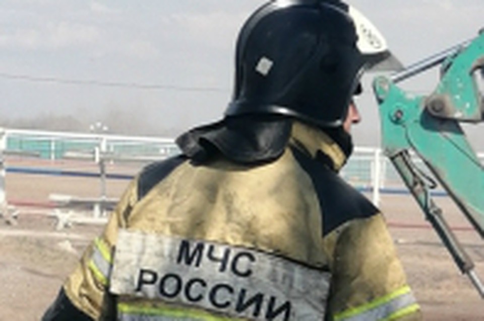 В пригороде Хабаровска из-за пожара взорвались бочки с топливом