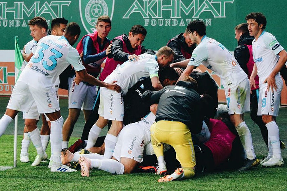 "Золотой" гол "Зенит" отмечал на поле стадиона в Грозном Фото: ФК "Зенит"