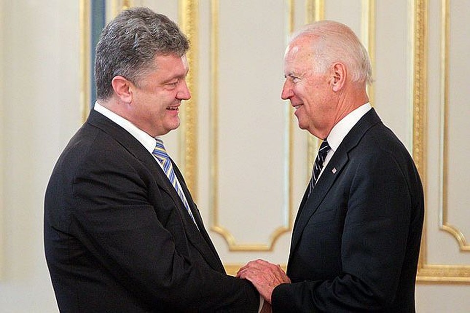 Петр Порошенко и Джо Байден на встрече в Киеве в июне 2014 года