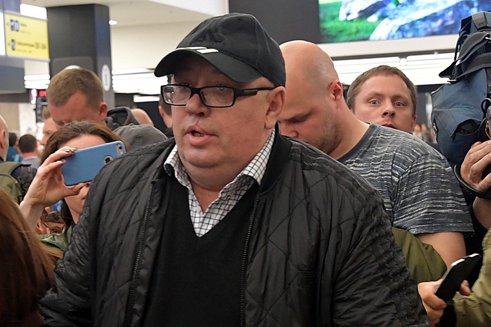 Позже мужчину забрали врачи на машине "скорой помощи"