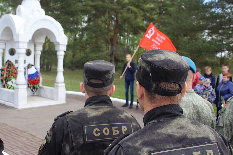 Почтить память советских воинов собралось несколько десятков человек. Фото: Управление Росгвардии по Псковской области.