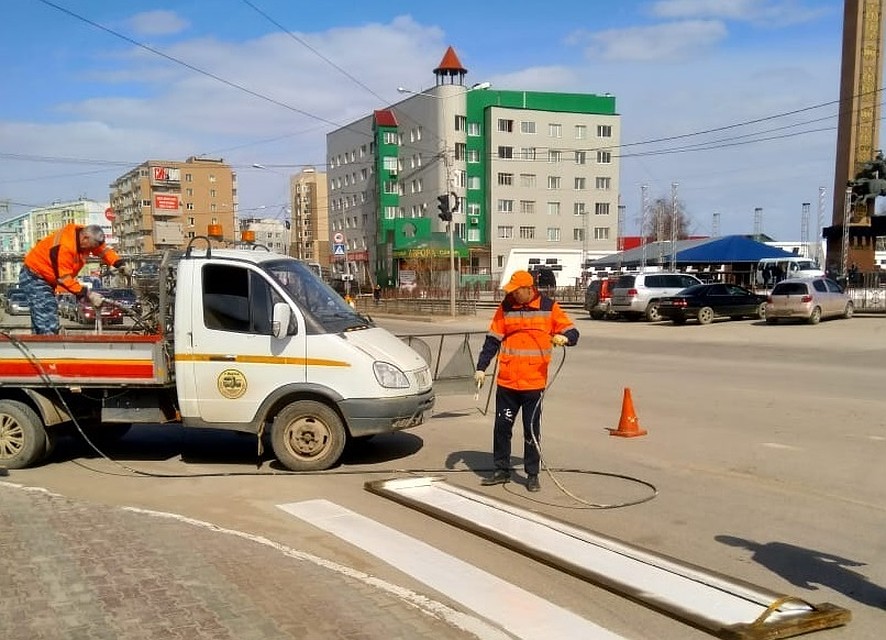 Ведутся плановые работы по откачке воды с улиц, пропарке труб и переходов для отвода паводковых и ливневых вод, уборке пыли с улиц.