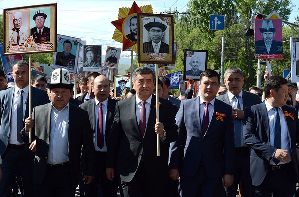 В прошлом году президент тоже прошел с колонной «Бессмертного полка». Правда, никаких запретов на съемки тогда еще не было.