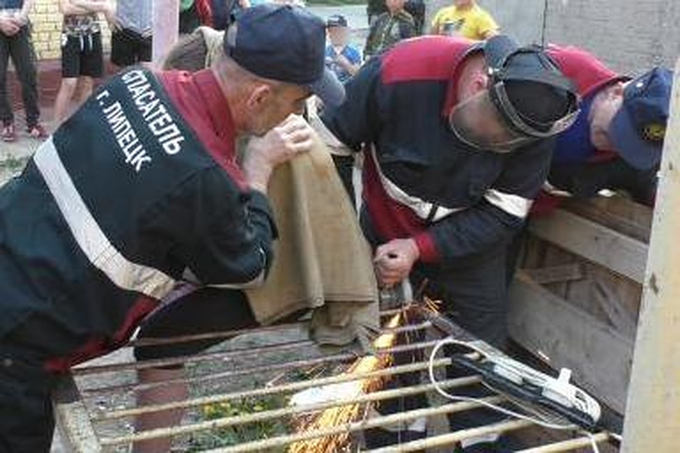 Спасатели помогли освободить девочку