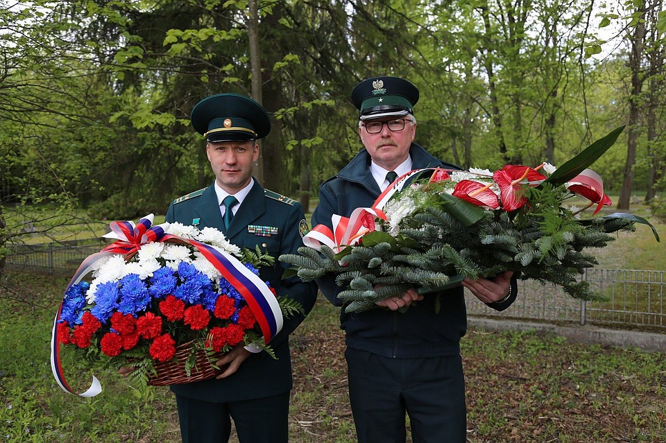 Калининградский и польский таможенник на братской могиле советских солдат