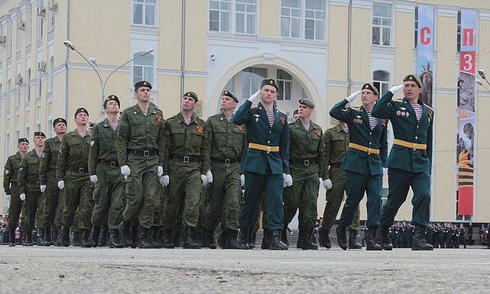 Ведущего парада Победы никто не видит, но его глубокий и красивый голос слышен на всю округу