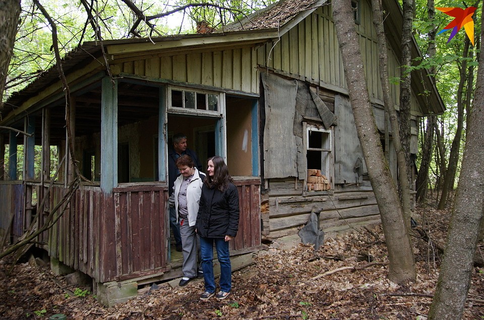 Переселенцы приезжают в родные деревни, заходят в родительские дома