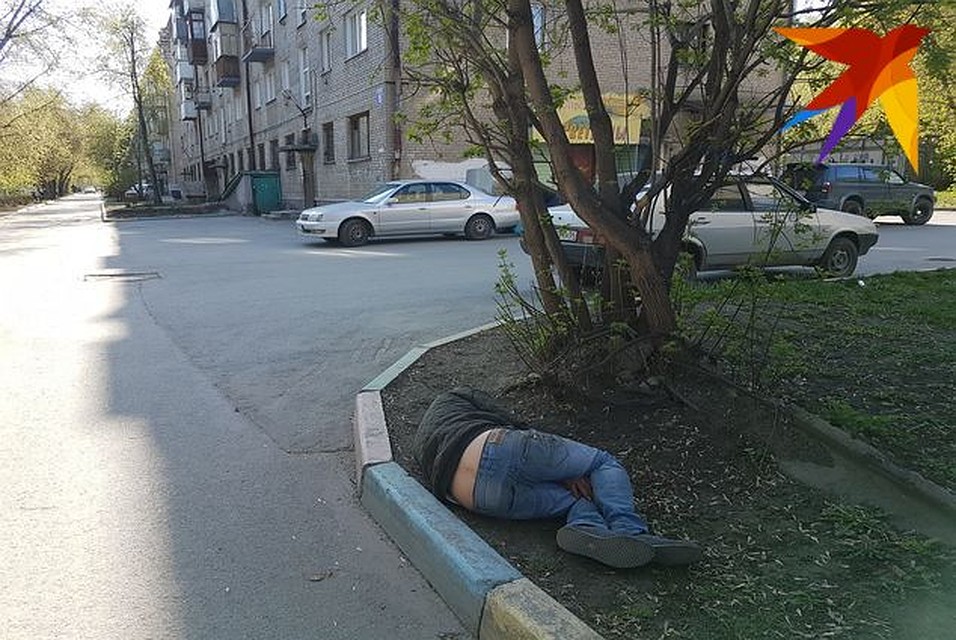 Мэрия ввела ограничения на продажу алкоголя на День Победы, но, похоже, любителей выпить это не остановило. Фото: Даба ДАБАЕВ