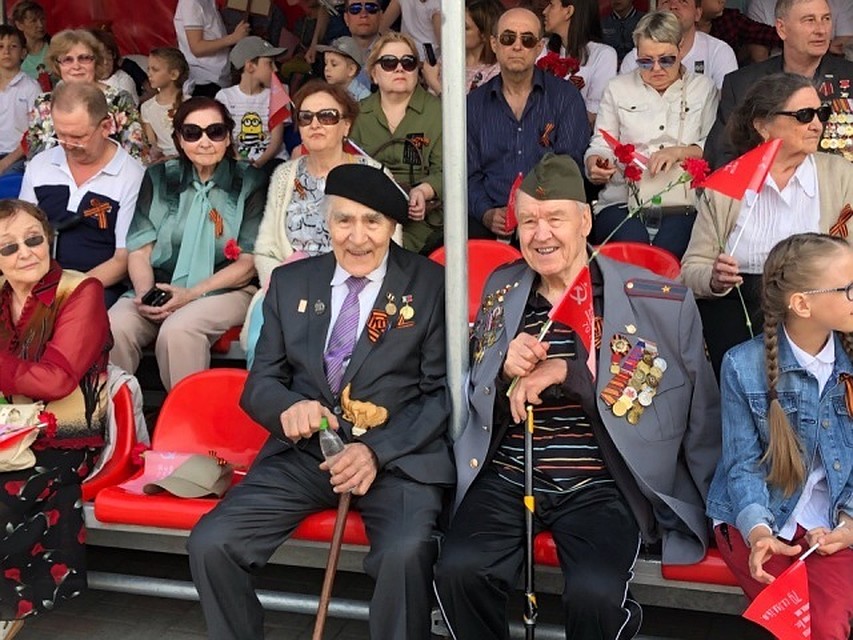 На главной улице города наблюдается небывалое количество тюменцев