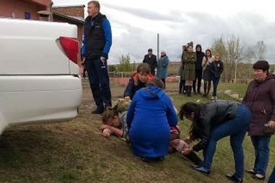 Перед шествием "Бессмертного полка" в поселке Мамоны под Иркутском пьяный на машине въехал в толпу людей. Фото: ДТП38
