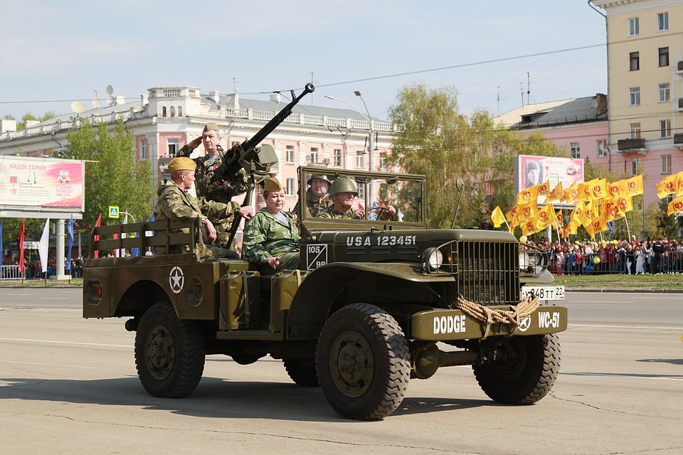 В Барнауле празднуют День Победы. Фото: Олег УКЛАДОВ