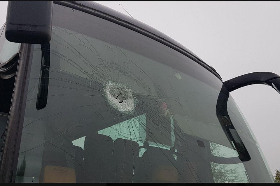 На Украине радикалы забросали камнями автобусы с людьми, ехавшие на празднование Дня Победы. Фото: соцсети