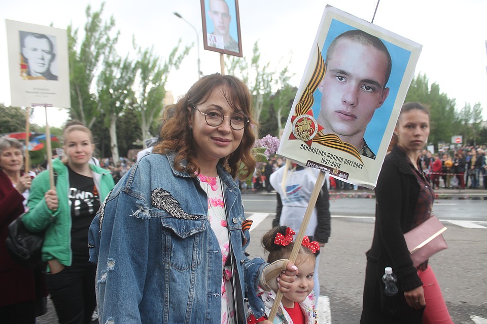 Актриса Виктория Тарасова во время прохождения в Бессмертном полку в Донецке 2019
