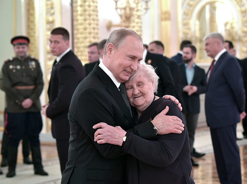 Президент РФ Владимир Путин и его классный руководитель Вера Гуревич