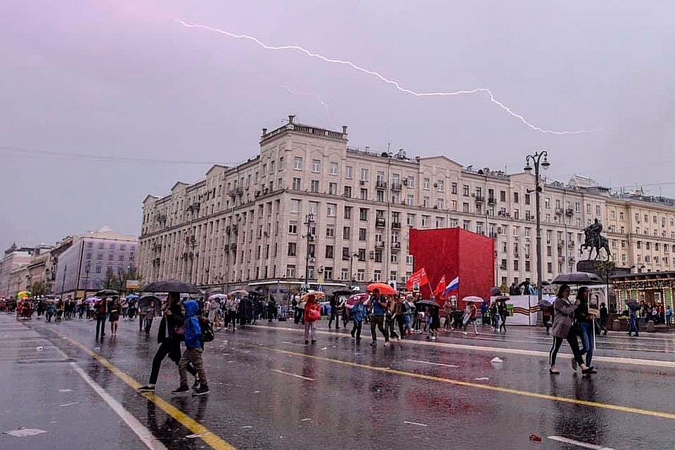 В Москве десять человек пострадали от сильного ветра