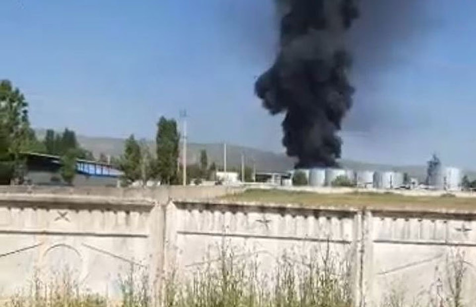 В Джалал-Абаде горит нефтебаза.