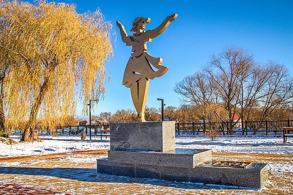 В Брянке установлен памятный знак «Катюше». Советский композитор Матвей Блантер (автор «Катюши») родом из этих мест. Фото: Павел Стрельцов.