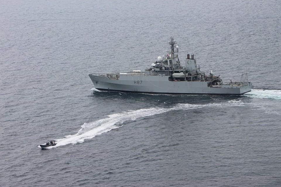 Украинский катер "Прилуки" и корабль ВМС Великобритании HMS Echo H87. Фото: facebook.com/navy.mil.gov.ua