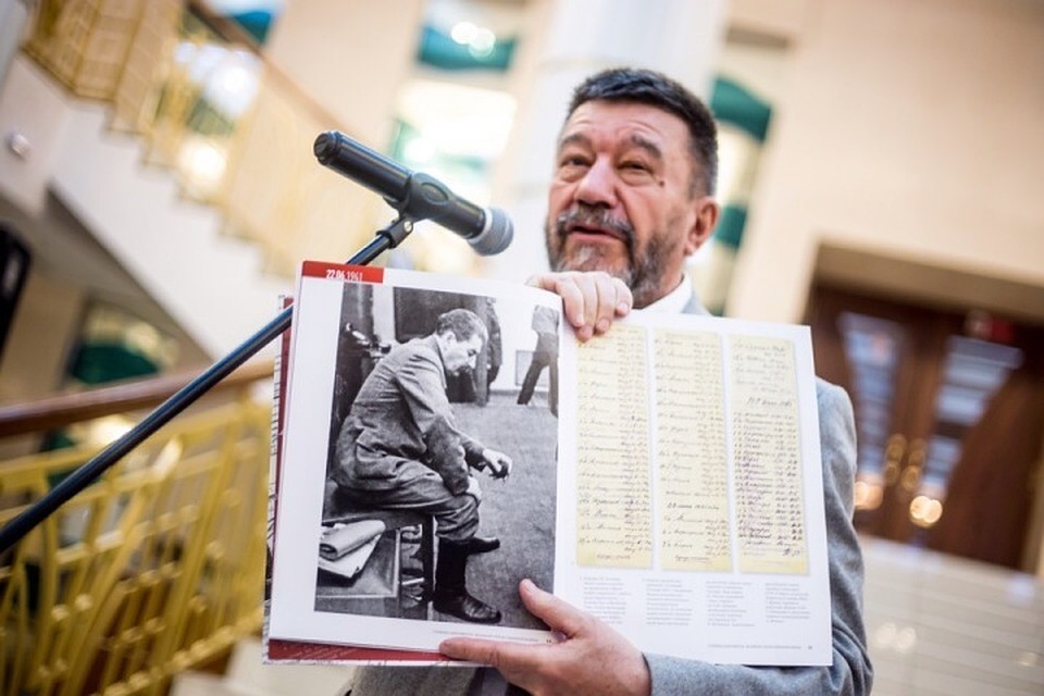 Владимир Долматов презентует кемеровчанам книгу "Главные документы Великой Отечественной войны" Фото: АКО