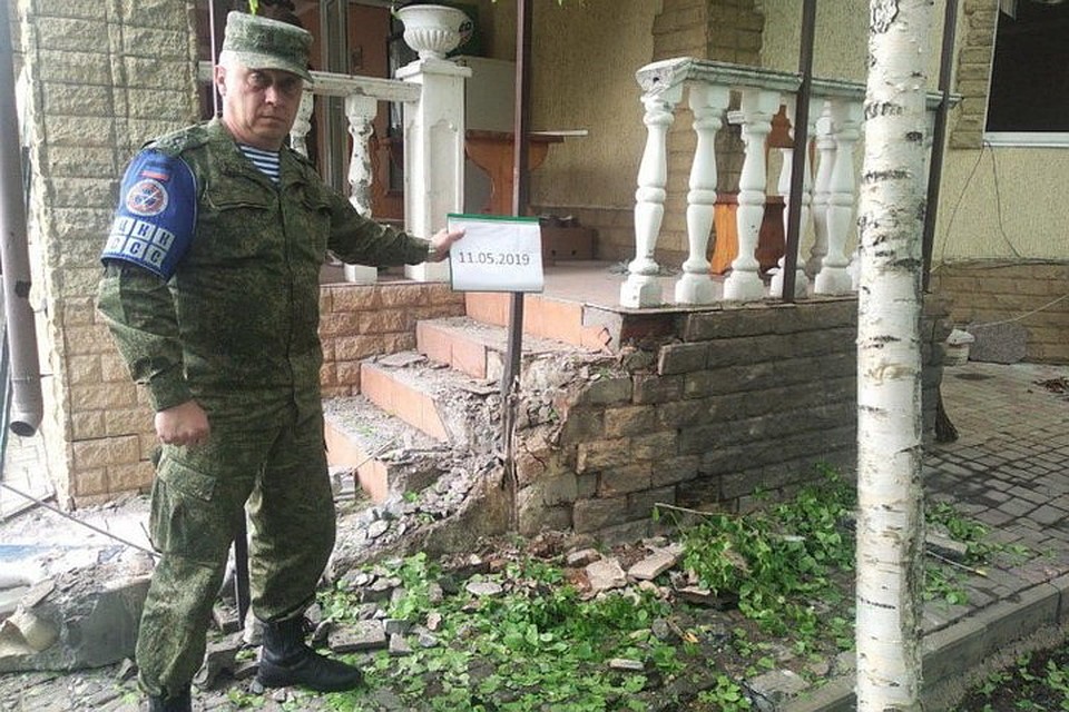 Сотрудник СЦКК зафиксировал повреждения дома от обстрела улицы Степной. Фото: dnr-sckk.ru