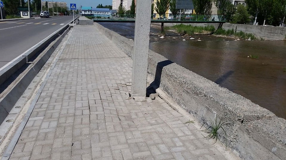 Одна из проблем - просевшая брусчатка.
