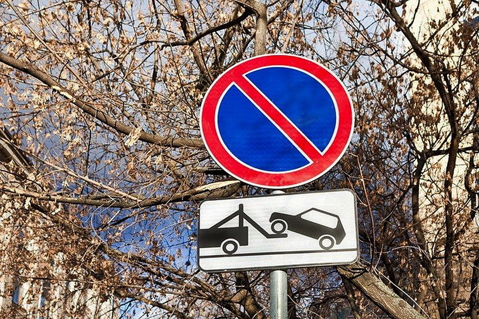 На улице Шестака в Пскове станет сложнее припарковаться. Фото: Группа "Убитые дороги. Псков" в социальной сети "Вконтакте".