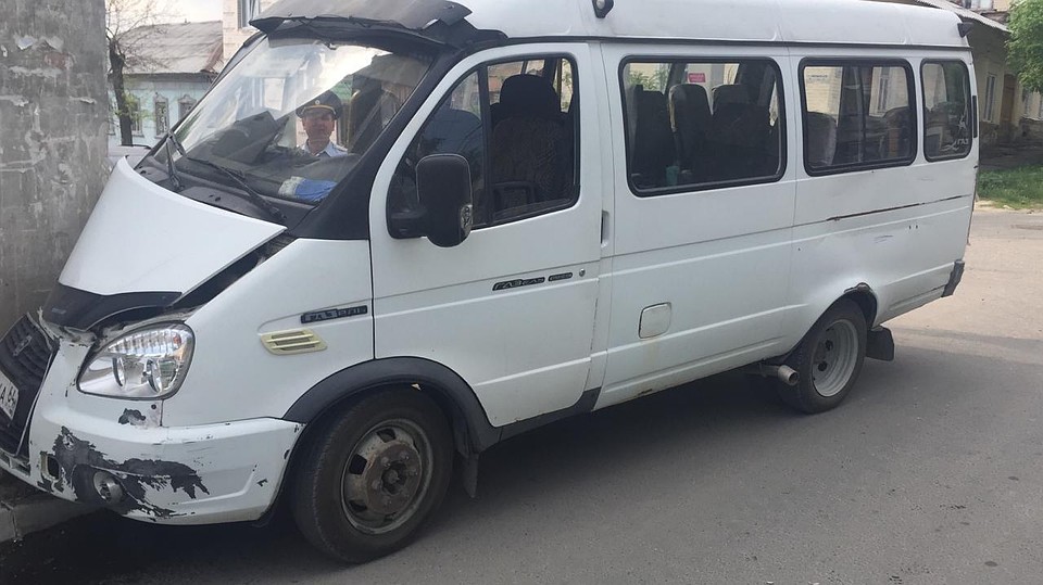 Микроавтобус врезался в стену трансформаторной подстанции. Фото ГИБДД Вольска