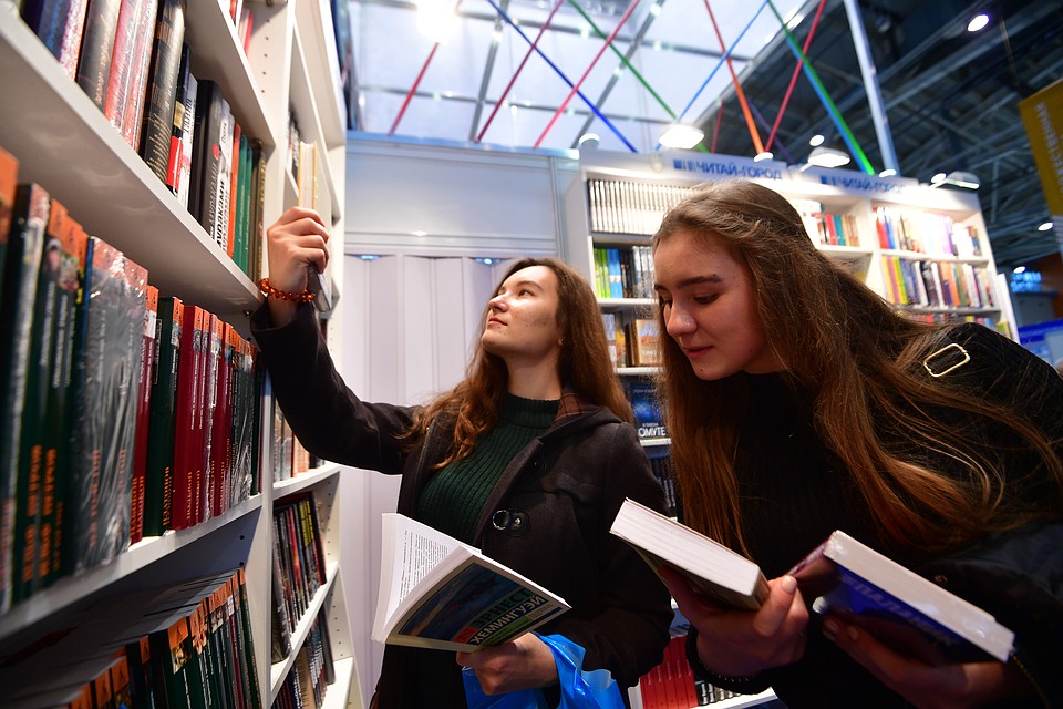 Посетители Московской международной книжной выставки-ярмарки.