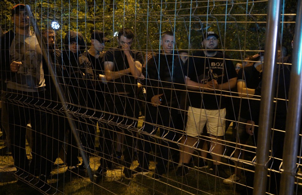 Бойцы РМК стоят за оградой, которую установили на территории будущего храма Святой Екатерины