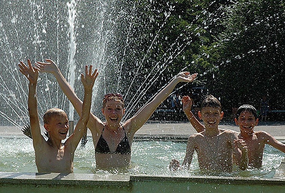 В фонтане лучше не купаться, можно поймать инфекцию.
