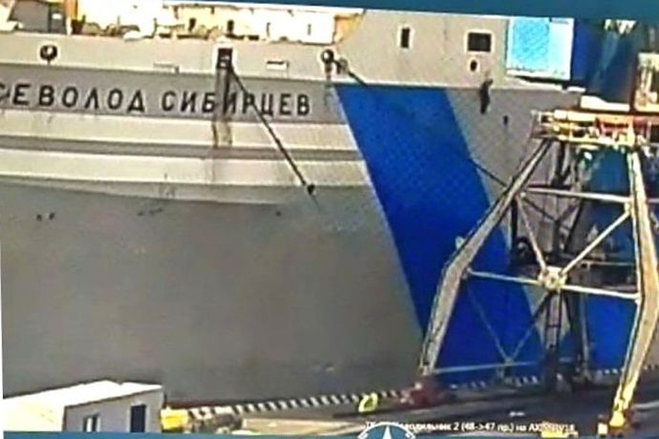 Мужчина выпал из окна иллюминатора