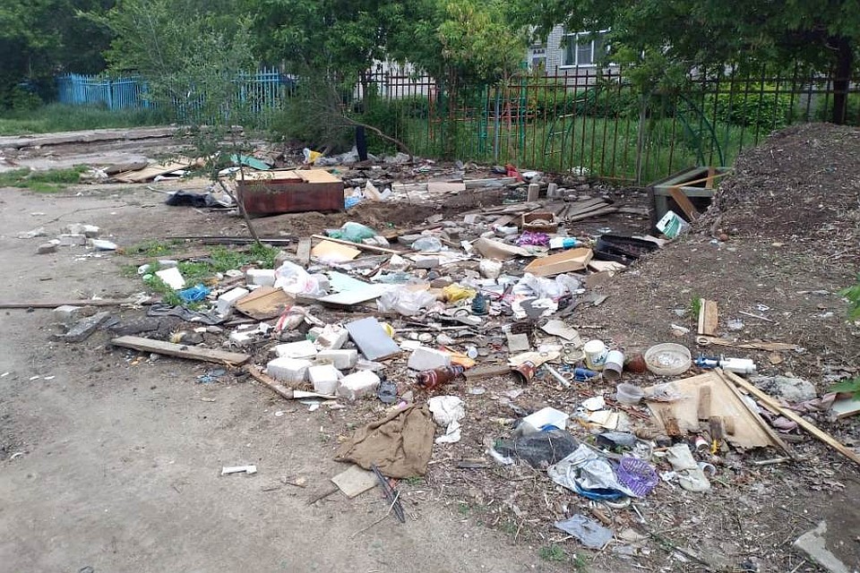 Так выглядела свалка у забора детского сада на Кобринской. Фото: УО