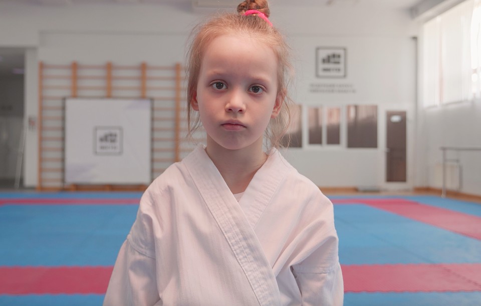 6-летняя тюменка тренируется в подтягивании, чтобы побить рекорд России. Фото Федерации каратэ Тюменской области