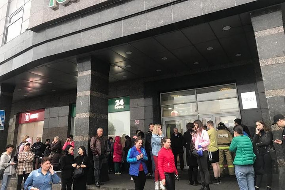 Оперативные службы работают внутри якобы заминированных зданий
