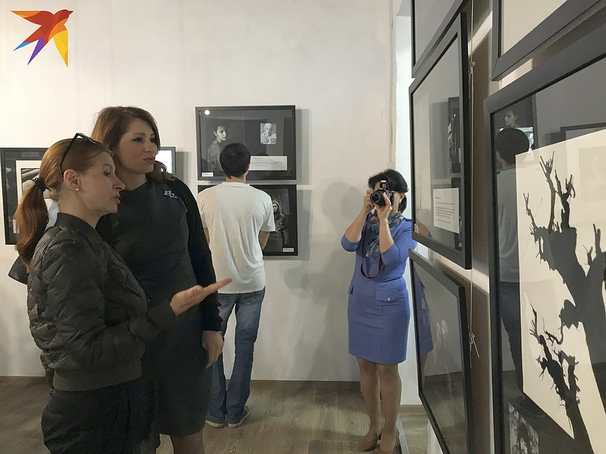 Евгения Романова и Юлия Рокотянская на открытии выставки в «Фотодоме».