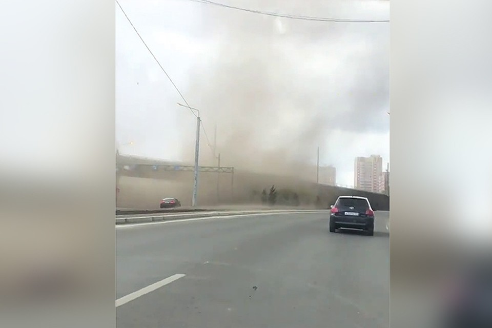 Жуткий черный вихрь попал на камеру в Красноярске. Фото, видео: инстаграм Юлия МАУЛЯ.