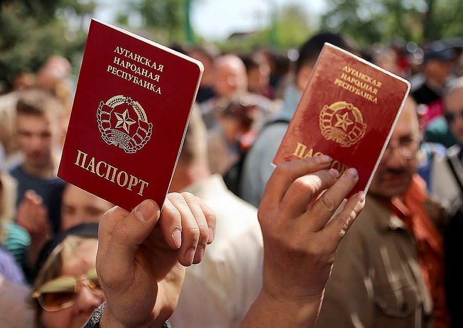 Для получения гражданства РФ в упрошенном режиме необходим паспорт ЛНР или ДНР. Фото Александр Река ТАСС