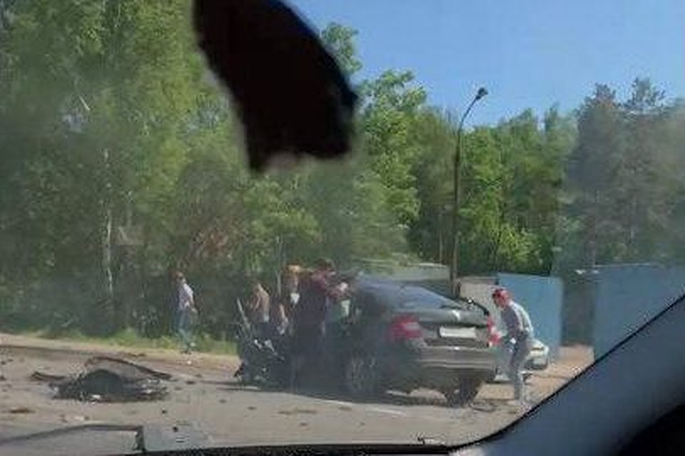 Очевидцы пытались помочь попавшим в аварию людям.