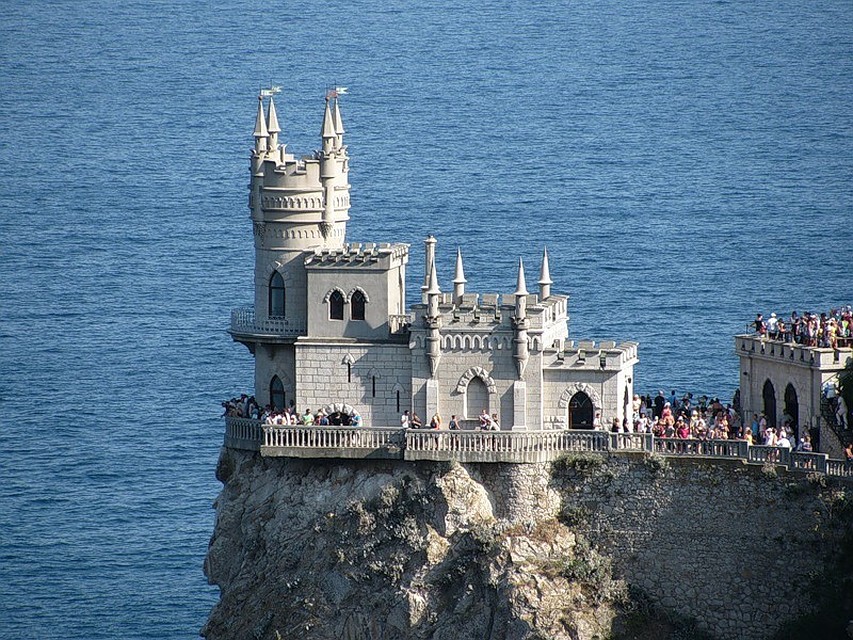Одна из главных достопримечательностей Крыма построена на отвесной 40-метровой Аврориной скале