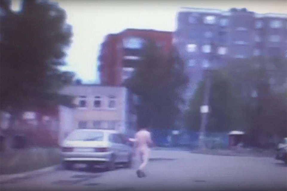Мужчина любит гулять голым. Кадр из видео, соцсети
