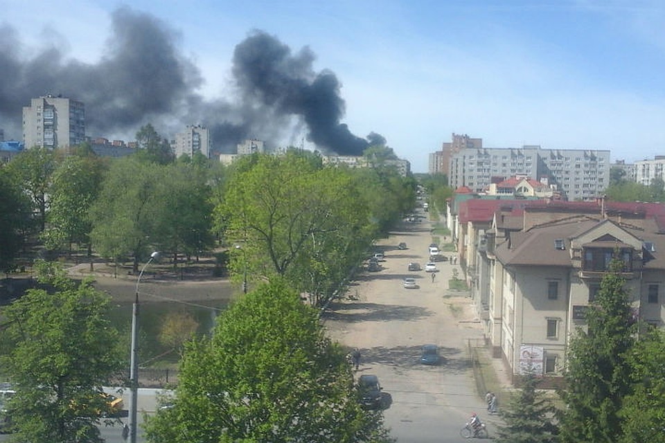 В Рыбинске одновременно горели гараж и покрышки. Фото: подписчик группы "Подслушано в Рыбинске" в "Вконтакте".