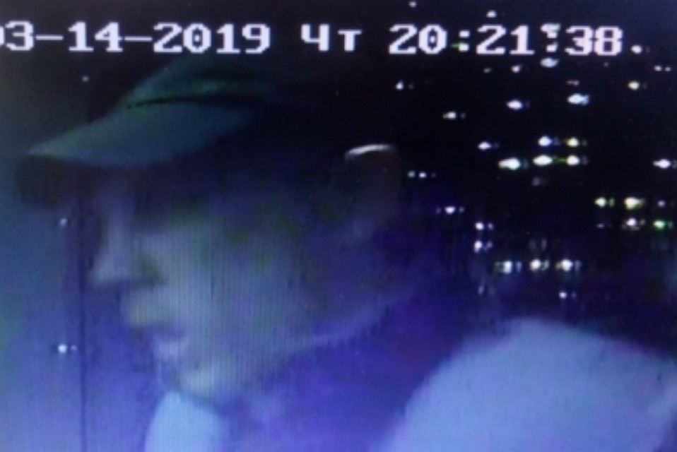 Пожилая хабаровчанка зашла в подъезд и попала под горячую руку грабителя